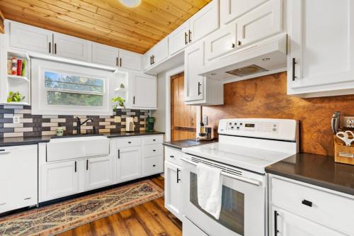Dapur atau dapur kecil di Fishing & Work-Friendly In A Prime Location