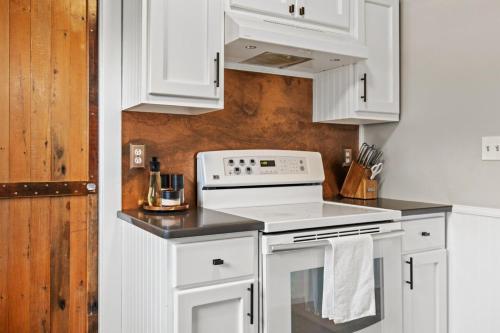 Dapur atau dapur kecil di Fishing & Work-Friendly In A Prime Location