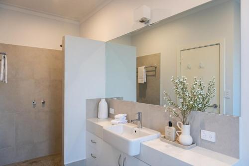 un baño con lavabo y espejo en Solara Escape - A laid-back and luxurious beach bungalow, en Margaret River Town