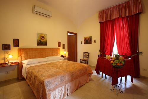 een slaapkamer met een groot bed en rode gordijnen bij Bed Breakfast And Cappuccino in Rome