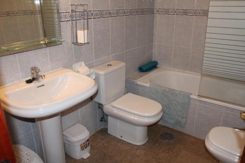 ベナルマデナにあるDon Jaoquinのバスルーム(トイレ、洗面台、バスタブ付)