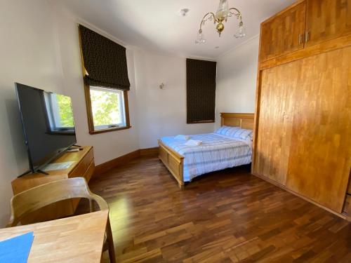 Ένα ή περισσότερα κρεβάτια σε δωμάτιο στο RIALTO SUITES Fremantle