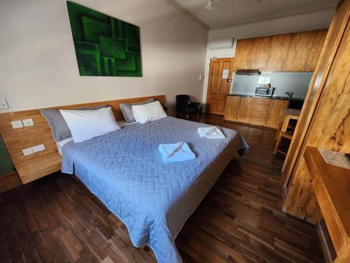 Ένα ή περισσότερα κρεβάτια σε δωμάτιο στο RIALTO SUITES Fremantle