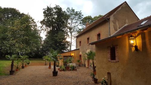 Κήπος έξω από το Hôtel des 4 continents - Le Mans