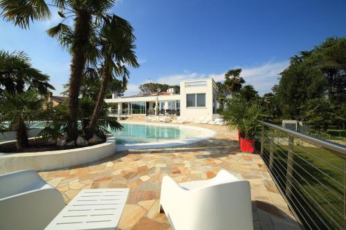 een villa met een zwembad en een huis bij AgriturismoB&B Loggia Degli Artisti in Palazzolo dello Stella