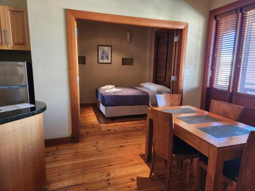 Ένα ή περισσότερα κρεβάτια σε δωμάτιο στο RIALTO SUITES Fremantle