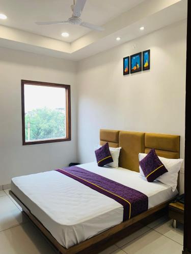 Ένα ή περισσότερα κρεβάτια σε δωμάτιο στο Hotel Ludhiana Residency