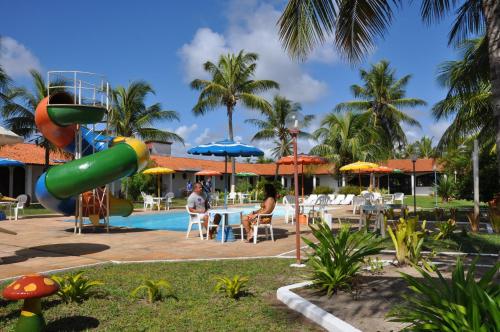 Bazén v ubytování Hotel Praia do Conde nebo v jeho okolí