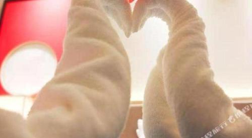 a roll of bread with a heart shaped at E-Cheng Hotel Yangjiang Baili Plaza in Yangjiang