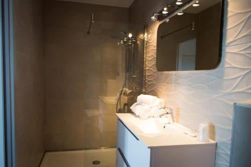 Un baño de Hôtel Le Mistral