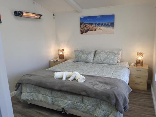 Un dormitorio con una cama con dos animales de peluche encima. en The Flat on Muddy, en Moonta