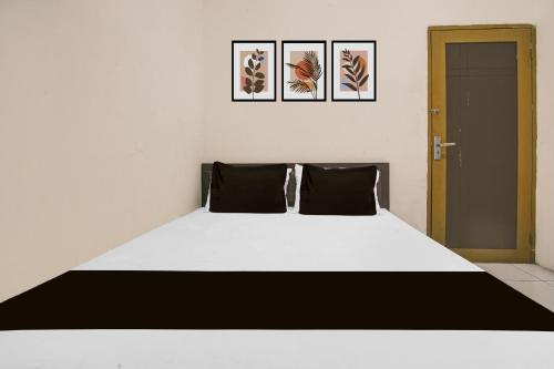 Ένα ή περισσότερα κρεβάτια σε δωμάτιο στο Hotel O Makassar near RS Grestelina formerly Wisma Makassar