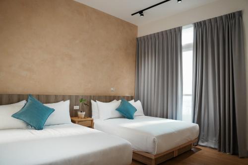 a hotel room with two beds and a window at 循跡文旅 Tracöver 
