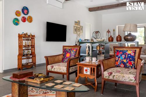 Μια τηλεόραση ή/και κέντρο ψυχαγωγίας στο StayVista at Evaarah with Bonfire, Pool