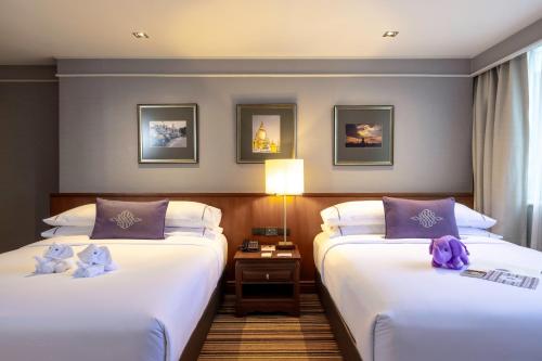The Sukosol Hotelにあるベッド