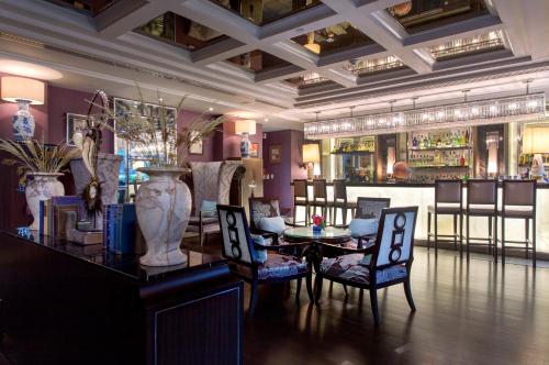 The Sukosol Hotelにあるレストランまたは飲食店