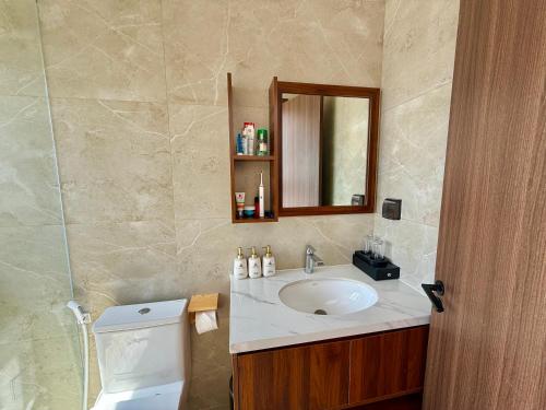 Ένα μπάνιο στο Phú Quý Luxury Hotel