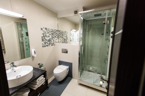 A bathroom at Hotel Grandis Apulum