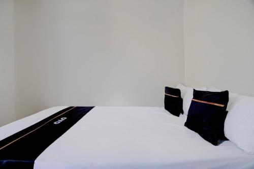Ένα ή περισσότερα κρεβάτια σε δωμάτιο στο OYO 94766 Tapak Liman Syariah