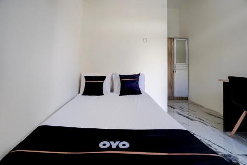 Ένα ή περισσότερα κρεβάτια σε δωμάτιο στο OYO 94766 Tapak Liman Syariah