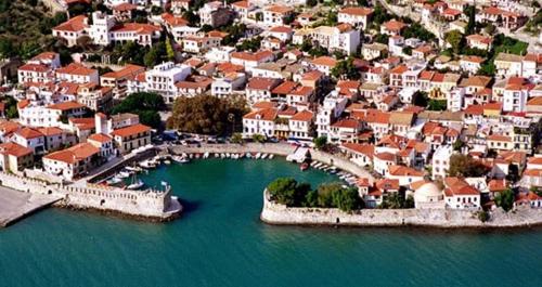 an aerial view of a town with a body of water at Hotel Niki in Nafpaktos