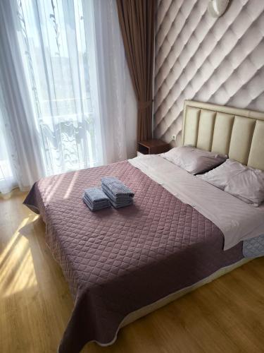 una camera da letto con un letto con due asciugamani sopra di Two-bedroom apartment on the 6th floor a Sunny Beach