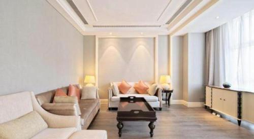 a living room with a couch and a table at Yin Run Jin Jiang Castle Hotel in Huzhou