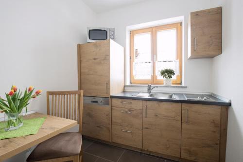 Una cocina o zona de cocina en Fischhof Beer