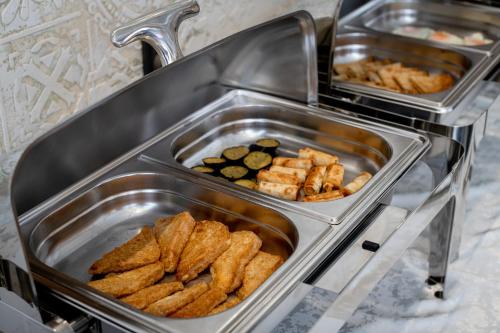Makanan di atau berdekatan hotel
