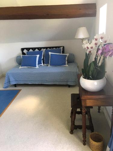 Una cama o camas en una habitación de Les maisons vigneronnes