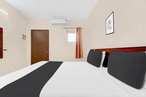 a bedroom with a large bed in a room at Super Hotel O Avinashi Road Coimbatore in Coimbatore