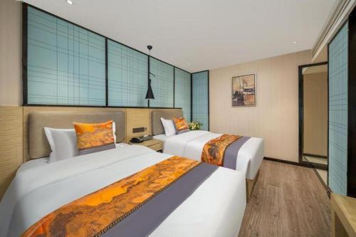 Giường trong phòng chung tại Echarm Hotel Xiamen Zhongshan Road Walking Street