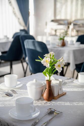 Restoran atau tempat lain untuk makan di Hotel FAROHAT ONA