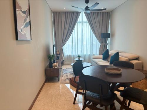 Χώρος καθιστικού στο SkySuites Luxury Suite TwinTowerView by CalmSojourn Management
