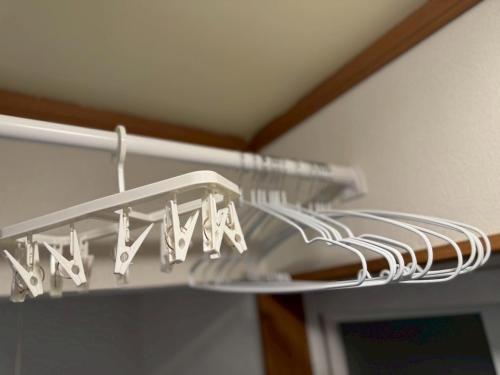 a bunch of utensils on a rack in a room at 白樺 Shirakaba in Yuni
