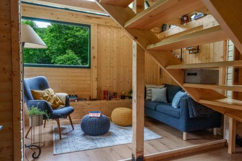 にあるVelebit Mountain Chalet Stars Peakの階段付きの小さな家