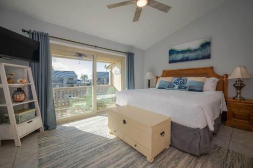 Voodi või voodid majutusasutuse Seaside Cottage with water views! toas