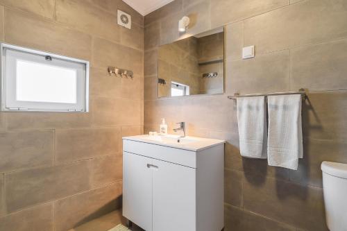 a bathroom with a sink and a mirror at Between Mountain And Sea in Alcabideche