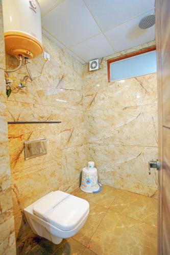 a bathroom with a toilet in a room at Hotel Maharaja Palace Boutique Hotels Near Medanta Medicity Gurgaon in Gurgaon