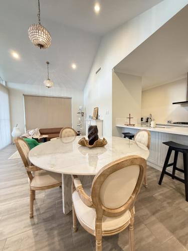 a kitchen and dining room with a table and chairs at 12 Beautiful Brabham Big Backyard 4br Parking in Perth