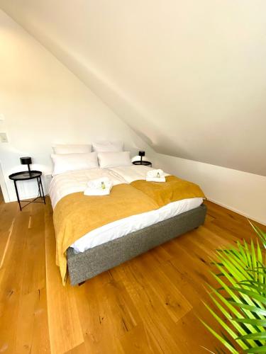 a bedroom with a large bed in a attic at Apartmentkombi Eltville für bis zu 8 Personen in Eltville