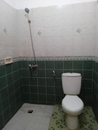 Bilik mandi di Hotel New Pesona Anggraini
