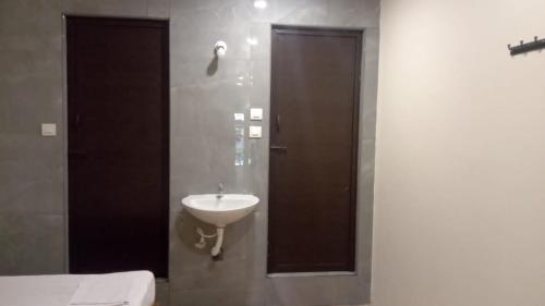 a bathroom with a sink and a shower at Ganga Residency Tiruvannamalai in Tiruvannāmalai