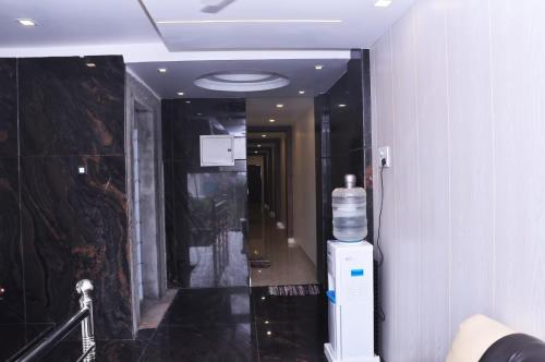a bottle of water sitting on the floor of a hallway at Ganga Residency Tiruvannamalai in Tiruvannāmalai