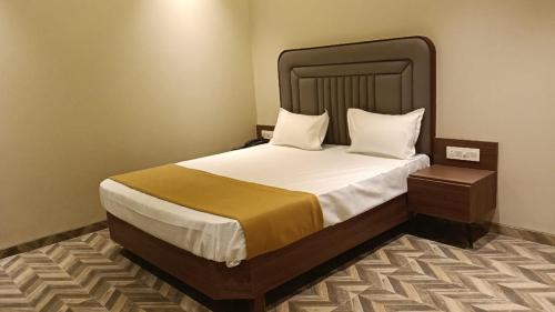 Postel nebo postele na pokoji v ubytování Atithi Deluxe Rooms