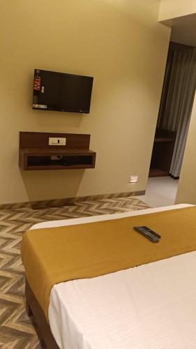 TV a/nebo společenská místnost v ubytování Atithi Deluxe Rooms
