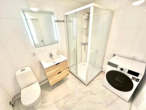 un bagno con wc, lavandino e doccia di Kaldfjord Aurora Apartments New Top floor a Tromsø