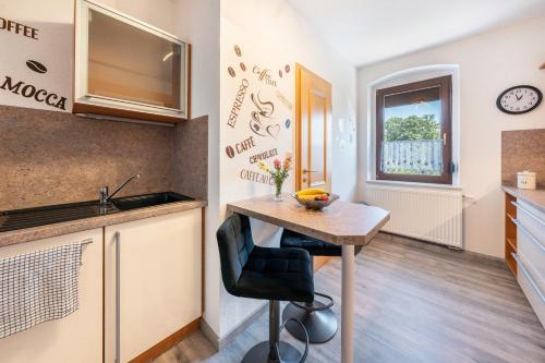 a small kitchen with a small table in a room at Freundliche 50m² Ferienwohnung 