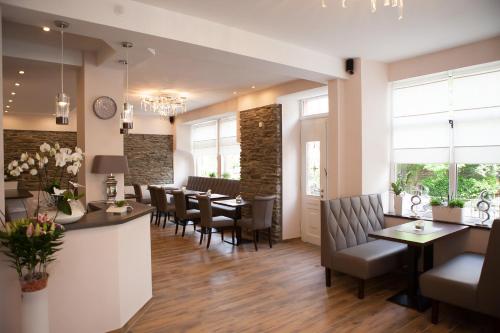 a dining room with a table and chairs at Hotel Ravene in Cochem