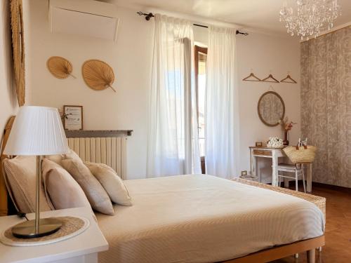 a bedroom with a bed and a table with a lamp at Amy B&B casetta di charme in Vercelli